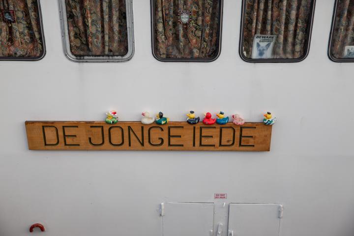 Someone told me this meant "the young duck", but I can't confirm that. "de jonge eide" would apparently mean "the young egg" in Dutch, but Google T...
