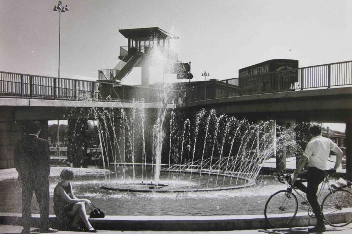 Weird Bristol posted this picture and I don't know the source, I'm afraid. It shows the fountain at Cumberland Piazza, long-since fallen into disus...