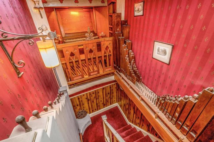 A snap from the inside of 42 Cliftonwood Crescent, which had a built-in pipe organ! 

Image courtesy the RightMove listing via Bristol 24/7

EDIT T...