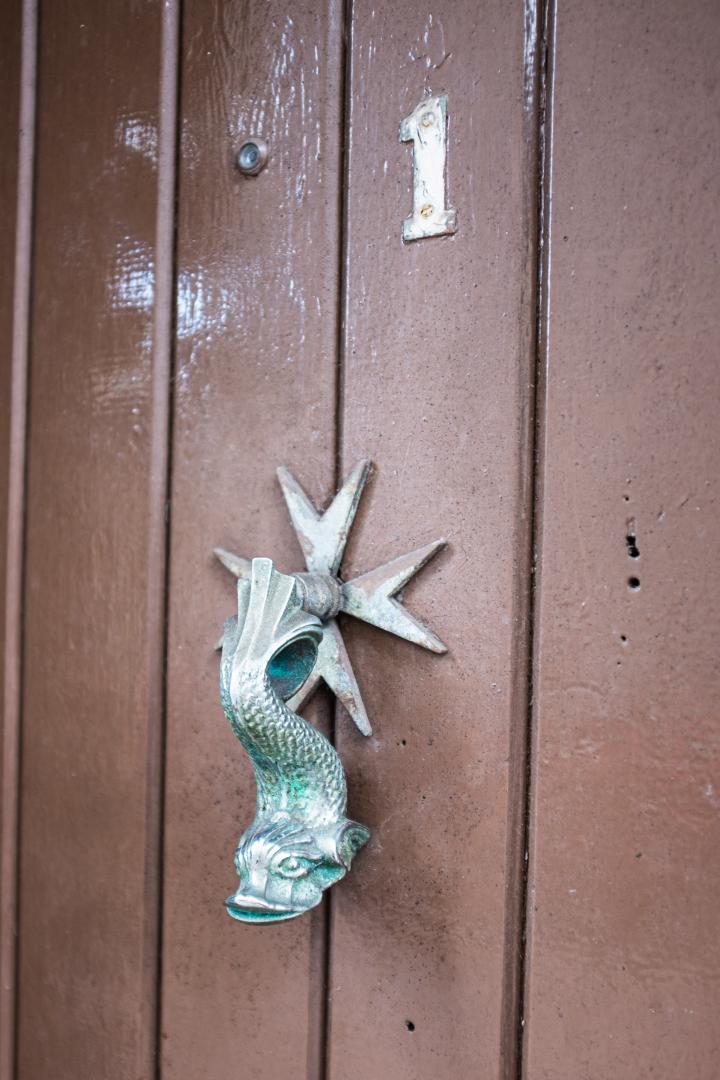 Maybe I'm starting a knocker fixation after last weekend's walk. Interesting that it's mounted on a Maltese cross. I wonder if it was a holiday sou...