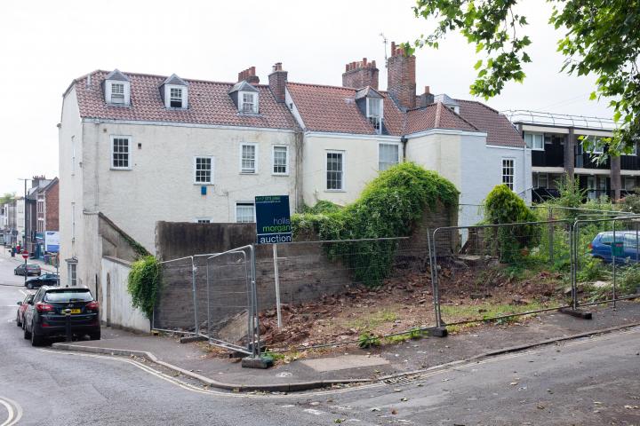 According to the listing, this plot has:


  PLANNING GRANTED to erect a DETACHED MEWS HOUSE ( 1743 Sq Ft ) with GARAGE and courtyard garden.


Loo...