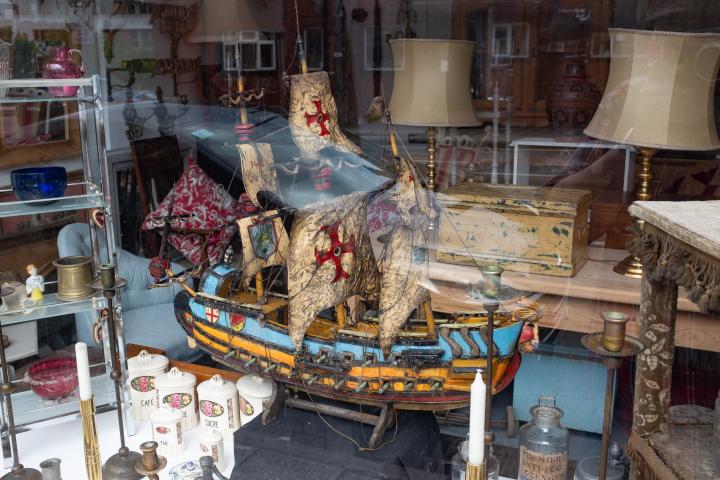 I could also do with a few of the "ANTI FOG LOZENGES" from the bottle at the front. This is the always-interesting window of Bristol Brocante.

A b...