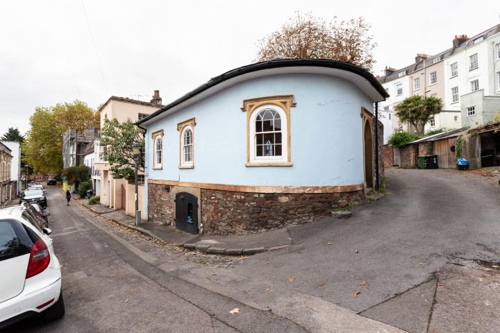 This strange little two-bedroom place in Hotwells just sold for £399,950.