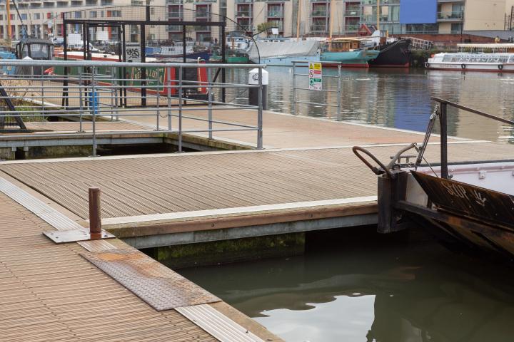 The cross-harbour ferry "ties up" to the quay at either side by dropping a hoop over a short post fitted to the edge. The hoop is lifted and droppe...
