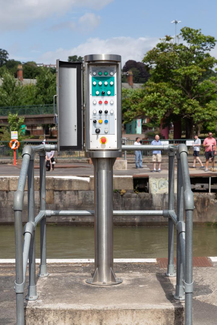 ...which was good in some ways; I've always been curious about the control panel for the lock gates, and as the lockkeeper went to have a closer lo...