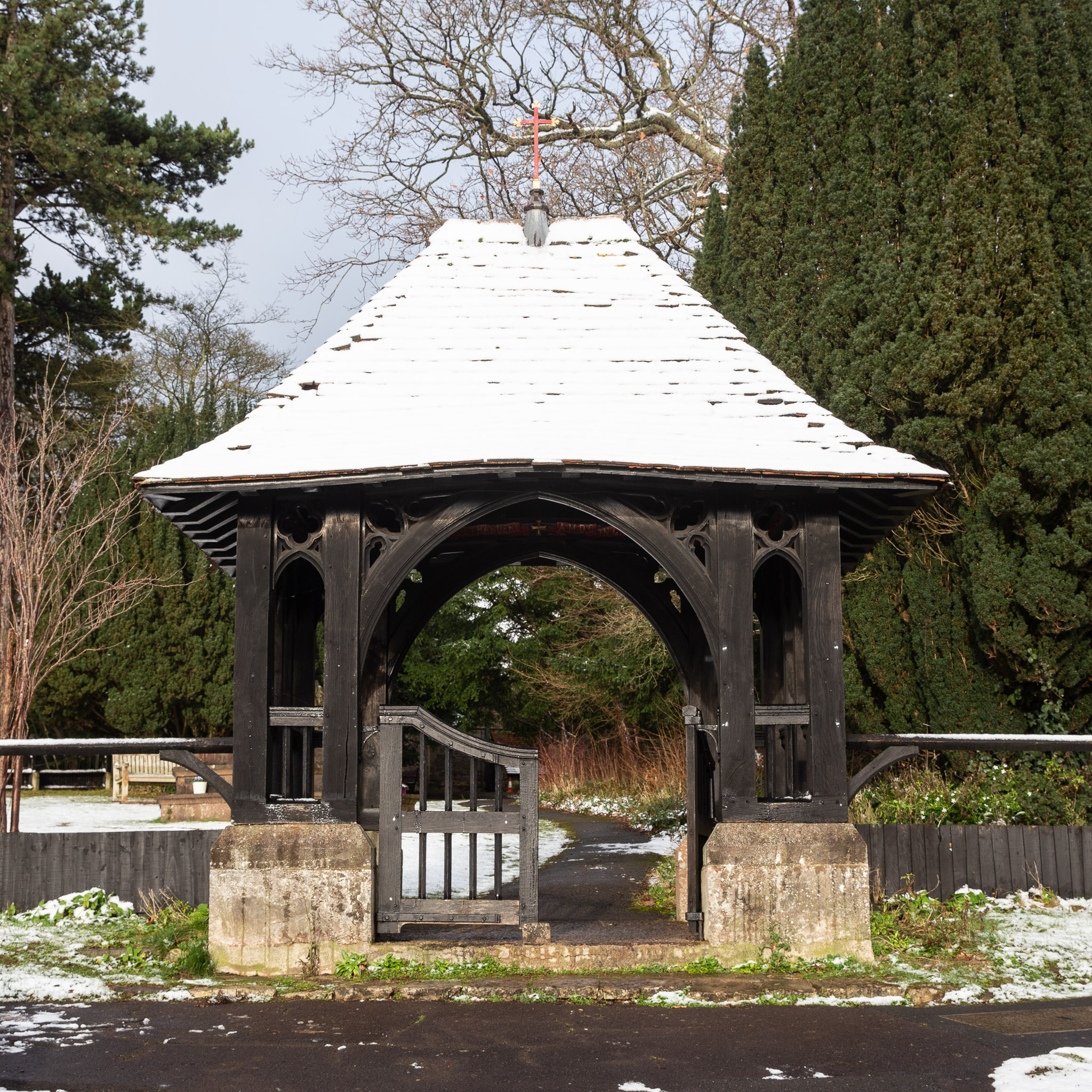 Lychgate
lychgate | ˈlɪtʃɡeɪt | (also lichgate)

noun

a roofed gateway to a churchyard, formerly used at burials for sheltering a coffin until the clergyma...