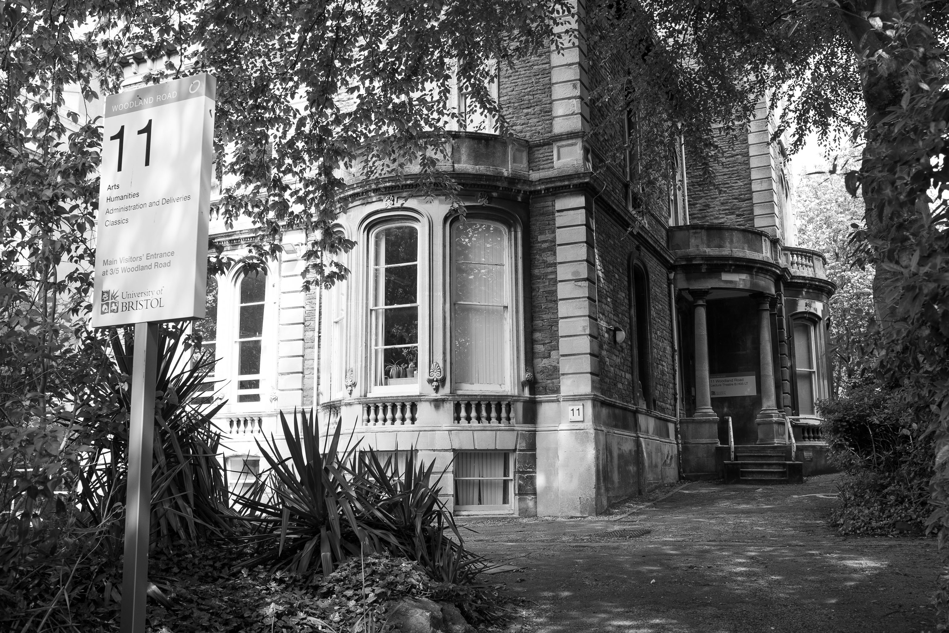 Side Porches
Woodland Road really has got some grand houses, but they've got such big gardens and trees that it's hard to get a decent snap
