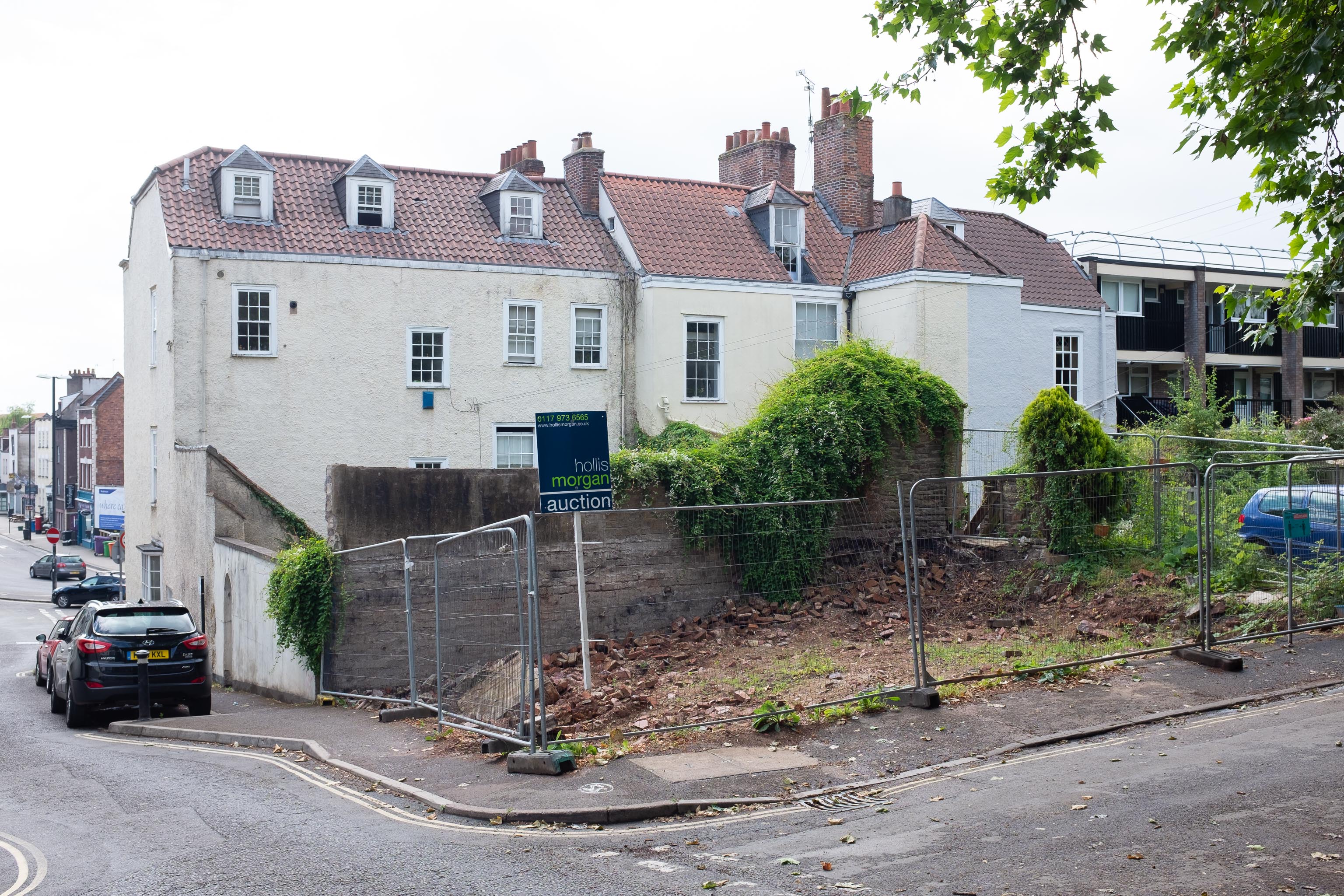 Auction
According to the listing, this plot has:


  PLANNING GRANTED to erect a DETACHED MEWS HOUSE ( 1743 Sq Ft ) with GARAGE and courtyard garden.


Loo...