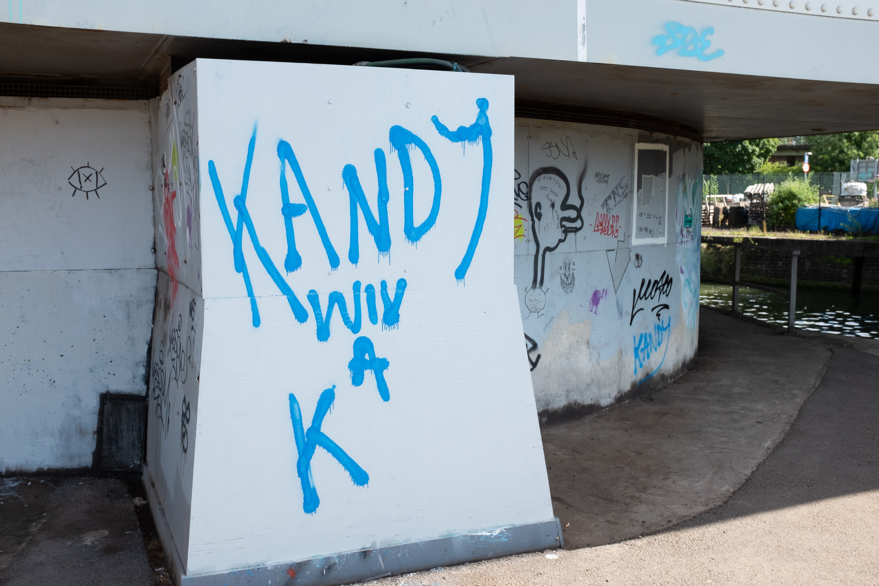 Kandy Wiv a K
Some street art in Bristol is a little more primitive. Still, at least it reminded me of Liza "with a Z" Minnelli's collaboration with the Pet Shop...